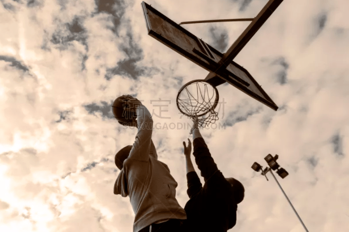 曼联“屠夫”再出废人动作：双脚下跺，装受伤骗裁判 本季第2次了